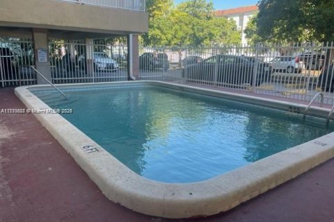 Condo in Hollywood, Florida, 2 bedrooms № 1959030 - photo 23