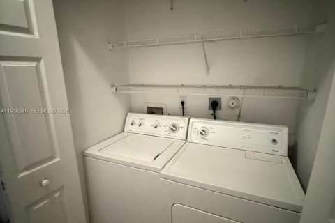 Condominio en alquiler en Hialeah, Florida, 3 dormitorios № 2027145 - foto 2