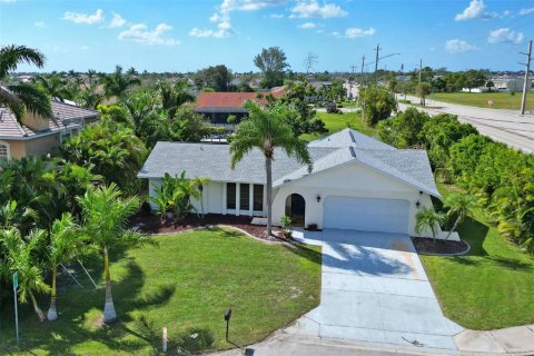 Casa en venta en Cape Coral, Florida, 3 dormitorios, 148.46 m2 № 2196324 - foto 2