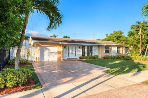 Villa ou maison à vendre à Miami, Floride: 4 chambres, 167.87 m2 № 1964467 - photo 3
