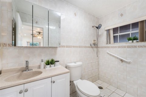 Villa ou maison à vendre à Miami, Floride: 4 chambres, 167.87 m2 № 1964467 - photo 14