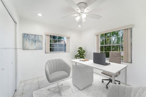 Villa ou maison à vendre à Miami, Floride: 4 chambres, 167.87 m2 № 1964467 - photo 12
