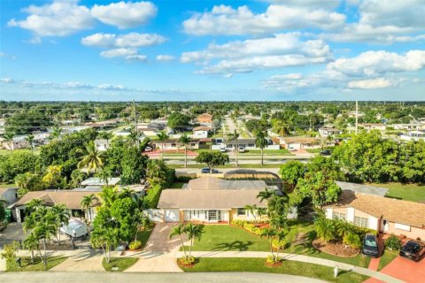 Villa ou maison à vendre à Miami, Floride: 4 chambres, 167.87 m2 № 1964467 - photo 4
