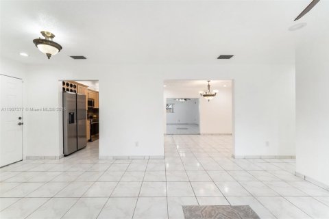Villa ou maison à vendre à Miami, Floride: 4 chambres, 167.87 m2 № 1964467 - photo 18