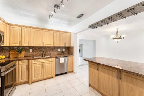 Villa ou maison à vendre à Miami, Floride: 4 chambres, 167.87 m2 № 1964467 - photo 8