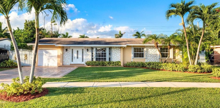 Villa ou maison à Miami, Floride 4 chambres, 167.87 m2 № 1964467