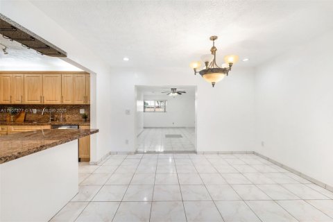 Villa ou maison à vendre à Miami, Floride: 4 chambres, 167.87 m2 № 1964467 - photo 10