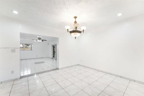 Villa ou maison à vendre à Miami, Floride: 4 chambres, 167.87 m2 № 1964467 - photo 19
