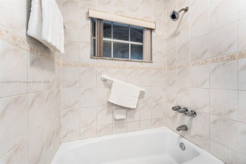 Villa ou maison à vendre à Miami, Floride: 4 chambres, 167.87 m2 № 1964467 - photo 16