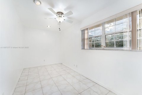 Villa ou maison à vendre à Miami, Floride: 4 chambres, 167.87 m2 № 1964467 - photo 20