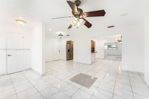 Villa ou maison à vendre à Miami, Floride: 4 chambres, 167.87 m2 № 1964467 - photo 17