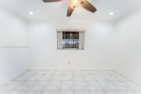 Villa ou maison à vendre à Miami, Floride: 4 chambres, 167.87 m2 № 1964467 - photo 22