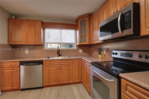 Снять в аренду таунхаус в Дирфилд-Бич, Флорида 2 спальни, 120.77м2, № 2005194 - фото 3