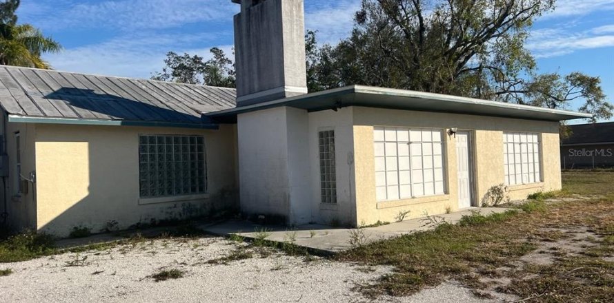 House in Sarasota, Florida 5 bedrooms, 234.49 sq.m. № 1724080