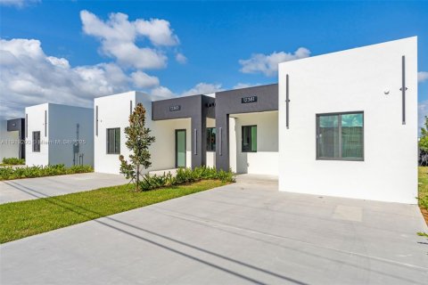 Adosado en venta en Miami, Florida, 3 dormitorios № 1974507 - foto 2