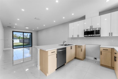 Adosado en venta en Miami, Florida, 3 dormitorios № 1974507 - foto 3