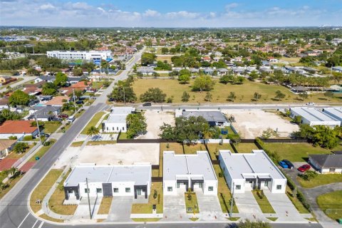 Adosado en venta en Miami, Florida, 3 dormitorios № 1974507 - foto 20