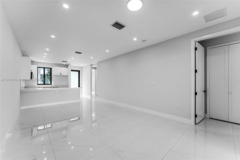 Adosado en venta en Miami, Florida, 3 dormitorios № 1974507 - foto 7