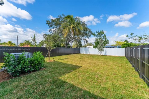 Adosado en venta en Miami, Florida, 3 dormitorios № 1974507 - foto 17