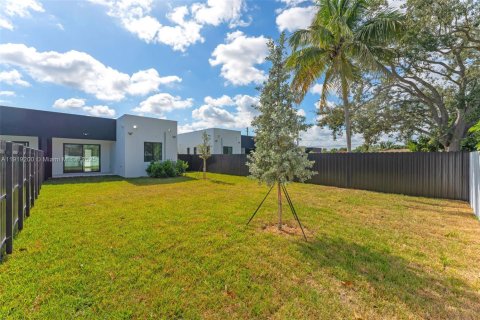 Adosado en venta en Miami, Florida, 3 dormitorios № 1974507 - foto 18