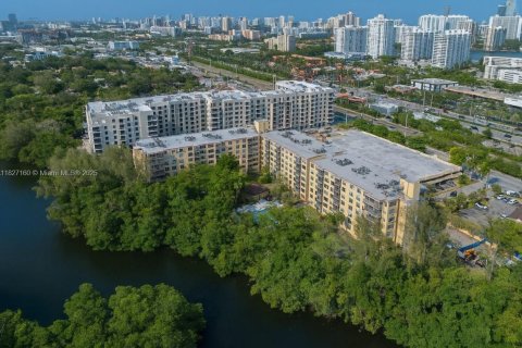 Condo in Miami, Florida, 2 bedrooms  № 1799534 - photo 17