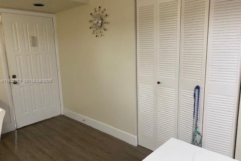 Condo in Tamarac, Florida, 2 bedrooms № 2035046 - photo 11