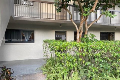 Condo in Tamarac, Florida, 2 bedrooms № 2035046 - photo 2