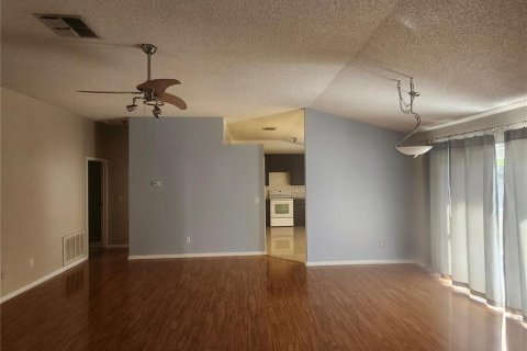 House in New Port Richey, Florida 2 bedrooms, 127.46 sq.m. № 1557626 - photo 2