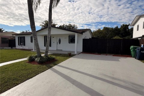 Casa en alquiler en Miami, Florida, 3 dormitorios, 158.49 m2 № 2010746 - foto 2