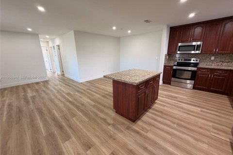 Casa en alquiler en Miami, Florida, 3 dormitorios, 158.49 m2 № 2010746 - foto 6