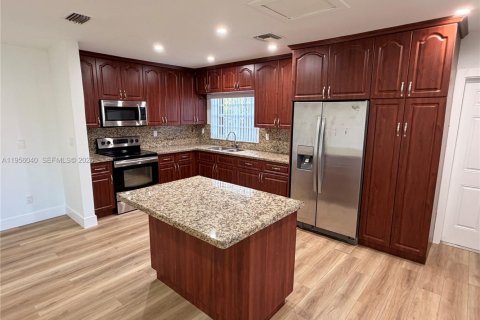 Casa en alquiler en Miami, Florida, 3 dormitorios, 158.49 m2 № 2010746 - foto 4