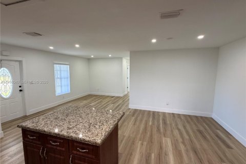 Casa en alquiler en Miami, Florida, 3 dormitorios, 158.49 m2 № 2010746 - foto 5