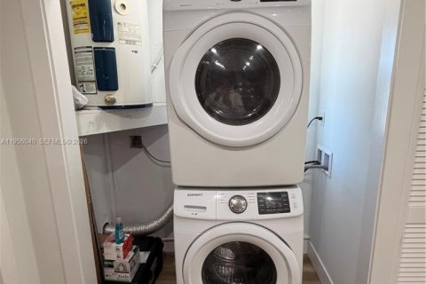 Casa en alquiler en Miami, Florida, 3 dormitorios, 158.49 m2 № 2010746 - foto 9