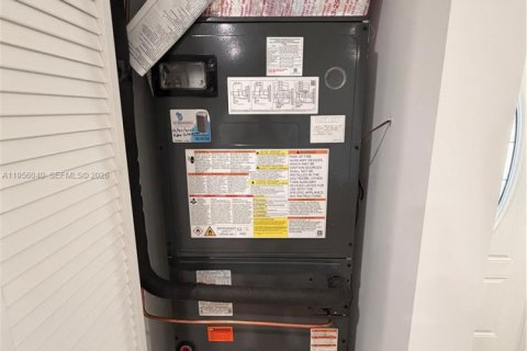 Casa en alquiler en Miami, Florida, 3 dormitorios, 158.49 m2 № 2010746 - foto 20