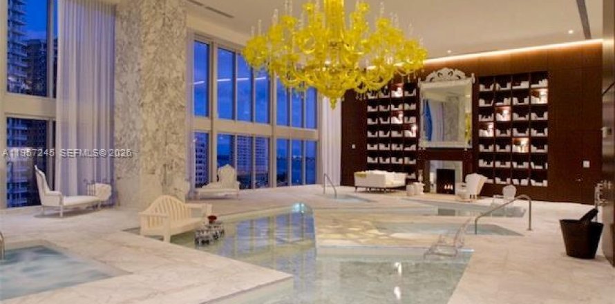 Estudio en el Condominio en Miami, Florida  № 2011242