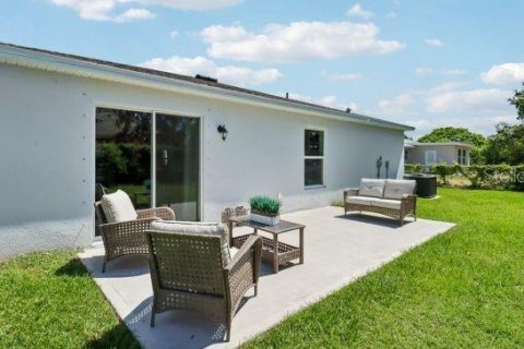 House in Weeki Wachee, Florida 4 bedrooms, 174.28 sq.m. № 2324491 - photo 24