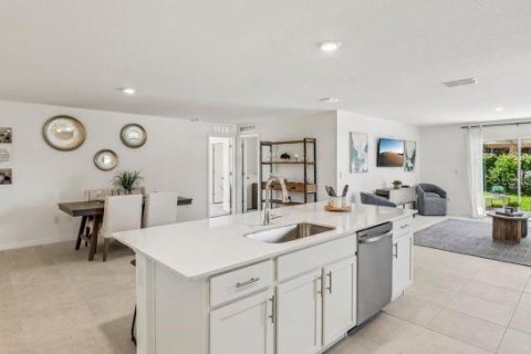 House in Weeki Wachee, Florida 4 bedrooms, 174.28 sq.m. № 2324491 - photo 7
