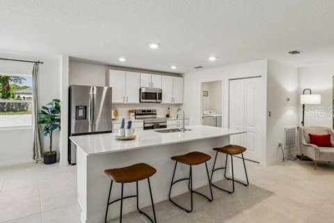 House in Weeki Wachee, Florida 4 bedrooms, 174.28 sq.m. № 2324491 - photo 5
