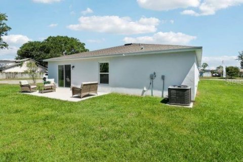 House in Weeki Wachee, Florida 4 bedrooms, 174.28 sq.m. № 2324491 - photo 25