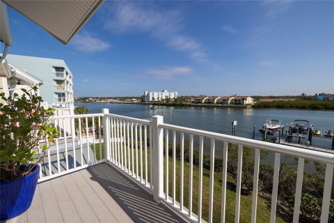 Townhouse in Indian Shores, Florida 3 bedrooms, 213.49 sq.m. № 1513756 - photo 17