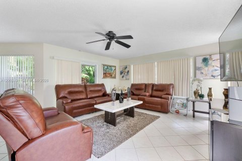 Villa ou maison à vendre à Miramar, Floride: 4 chambres, 231.42 m2 № 2066531 - photo 13