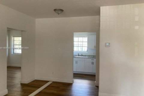 House in Hialeah, Florida 5 bedrooms, 179.67 sq.m. № 1814298 - photo 8