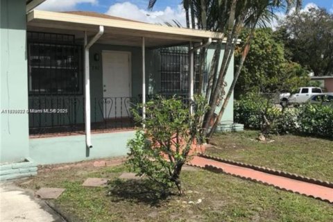 House in Hialeah, Florida 5 bedrooms, 179.67 sq.m. № 1814298 - photo 1