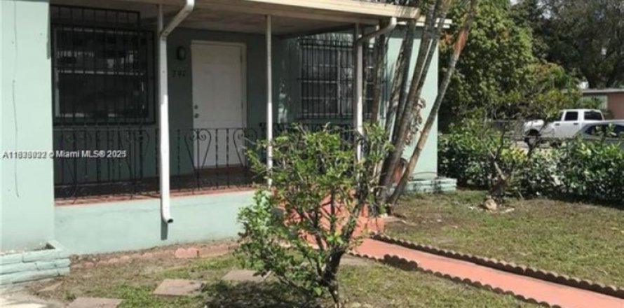 House in Hialeah, Florida 5 bedrooms, 179.67 sq.m. № 1814298