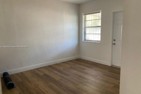 House in Hialeah, Florida 5 bedrooms, 179.67 sq.m. № 1814298 - photo 6