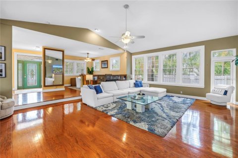 House in Saint Petersburg, Florida 5 bedrooms, 347.45 sq.m. № 1879578 - photo 17