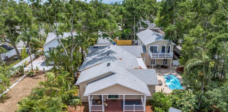 House in Saint Petersburg, Florida 5 bedrooms, 347.45 sq.m. № 1879578