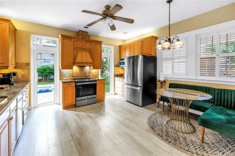 House in Saint Petersburg, Florida 5 bedrooms, 347.45 sq.m. № 1879578 - photo 11