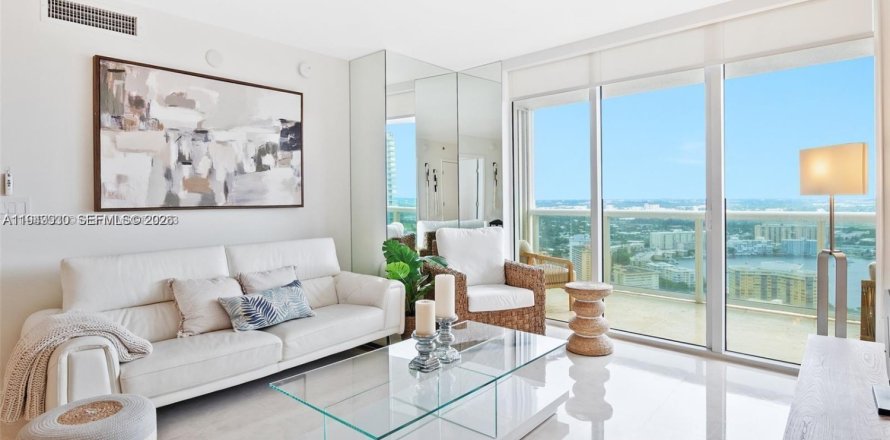 Кондоминиум с 3 спальнями в Халландейл-Бич, Флорида № 2005599