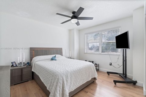 House in Cutler Bay, Florida 6 bedrooms, 180.79 sq.m. № 2043896 - photo 21